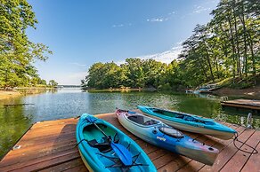 'emerald Cove Chalet' on Douglas Lake w/ Hot Tub!