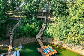 'emerald Cove Chalet' on Douglas Lake w/ Hot Tub!