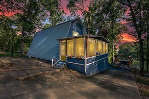 'emerald Cove Chalet' on Douglas Lake w/ Hot Tub!
