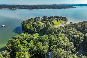'emerald Cove Chalet' on Douglas Lake w/ Hot Tub!