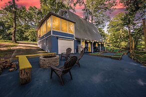 'emerald Cove Chalet' on Douglas Lake w/ Hot Tub!