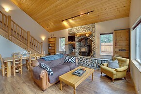 1 Mi to Lake Easton: Cabin w/ Fire Pit + Deck!