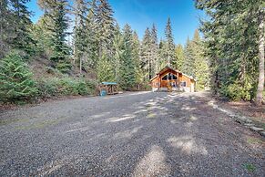 1 Mi to Lake Easton: Cabin w/ Fire Pit + Deck!