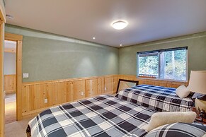 1 Mi to Lake Easton: Cabin w/ Fire Pit + Deck!