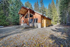 1 Mi to Lake Easton: Cabin w/ Fire Pit + Deck!
