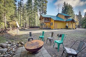 1 Mi to Lake Easton: Cabin w/ Fire Pit + Deck!