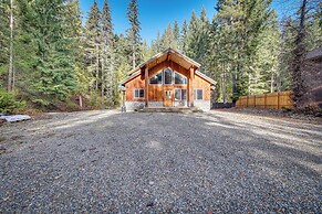 1 Mi to Lake Easton: Cabin w/ Fire Pit + Deck!