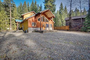 1 Mi to Lake Easton: Cabin w/ Fire Pit + Deck!