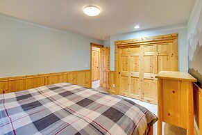 1 Mi to Lake Easton: Cabin w/ Fire Pit + Deck!