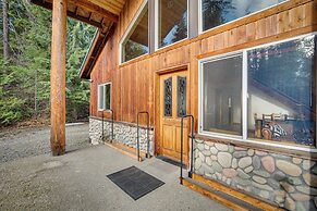 1 Mi to Lake Easton: Cabin w/ Fire Pit + Deck!