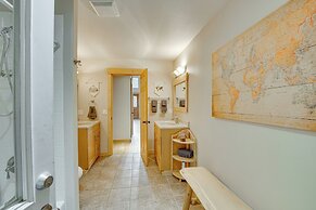 1 Mi to Lake Easton: Cabin w/ Fire Pit + Deck!