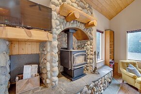 1 Mi to Lake Easton: Cabin w/ Fire Pit + Deck!