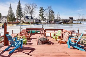 Boat Dock & Lake Access: Farwell Home w/ Balcony!
