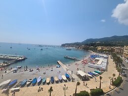 Un Tuffo nel Mare by PortofinoVacanze