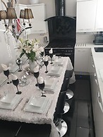 Super Large Apartment in London for Larger Groups