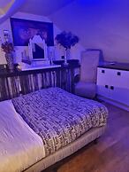 Super Large Apartment in London for Larger Groups