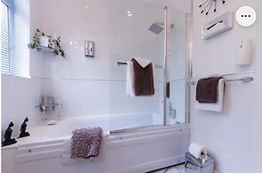 Super Large Apartment in London for Larger Groups