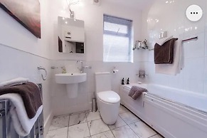 Super Large Apartment in London for Larger Groups