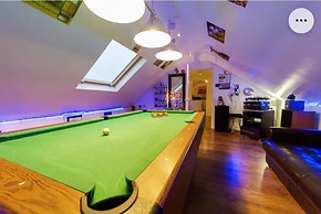 Super Large Apartment in London for Larger Groups