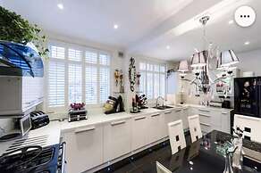 Super Large Apartment in London for Larger Groups