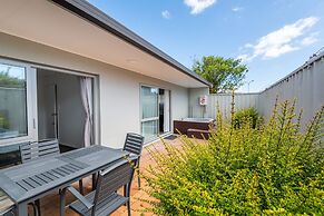 Aurora City Suites Motel