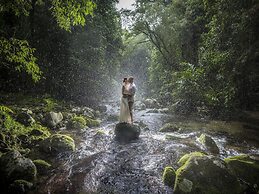 Misty Mountains Rainforest Retreat