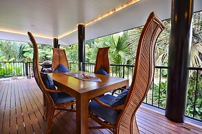 Misty Mountains Rainforest Retreat