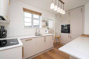 Charming Chiswick Flat by Underthedoormat