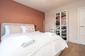 Charming Chiswick Flat by Underthedoormat