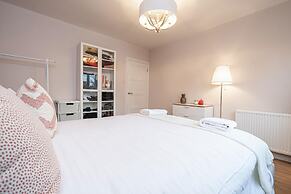 Charming Chiswick Flat by Underthedoormat