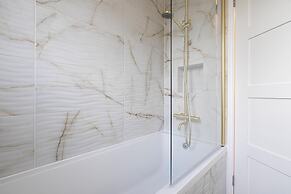 Charming Chiswick Flat by Underthedoormat