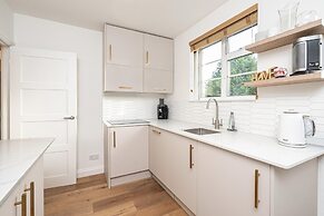 Charming Chiswick Flat by Underthedoormat