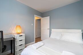 Charming Chiswick Flat by Underthedoormat