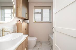 Charming Chiswick Flat by Underthedoormat