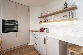 Charming Chiswick Flat by Underthedoormat