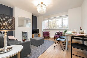 Charming Chiswick Flat by Underthedoormat