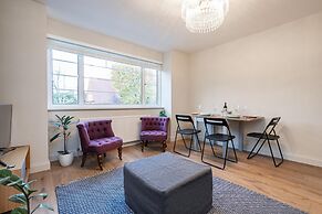 Charming Chiswick Flat by Underthedoormat