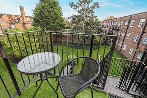 Charming Chiswick Flat by Underthedoormat