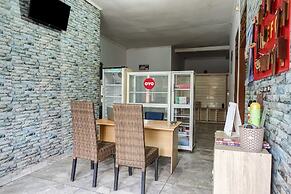 OYO Life 93342 Yasmine Guesthouse Syariah