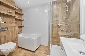 Stylish & Spacious Apartment by Renters