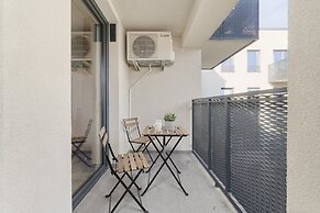 Stylish & Spacious Apartment by Renters