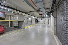 Stylish & Spacious Apartment by Renters