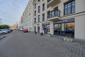 Stylish & Spacious Apartment by Renters