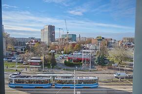 Stylish & Spacious Apartment by Renters