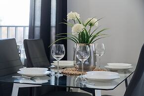 Stylish & Spacious Apartment by Renters