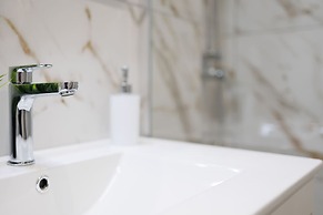 Chic & Renovated Flat Steps from Metro