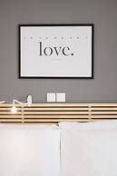 Chic & Renovated Flat Steps from Metro