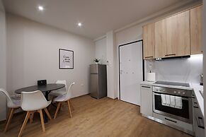 Chic & Renovated Flat Steps from Metro