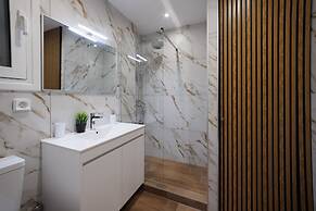 Chic & Renovated Flat Steps from Metro