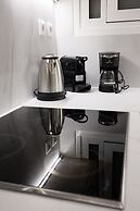 Chic & Renovated Flat Steps from Metro